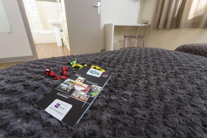 Brit Hotel Du Parc Niort Centre-Parking Gratuit Rum bild