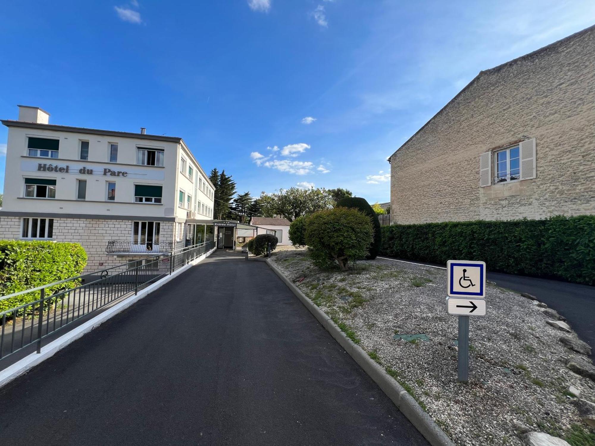 Brit Hotel Du Parc Niort Centre-Parking Gratuit Exteriör bild