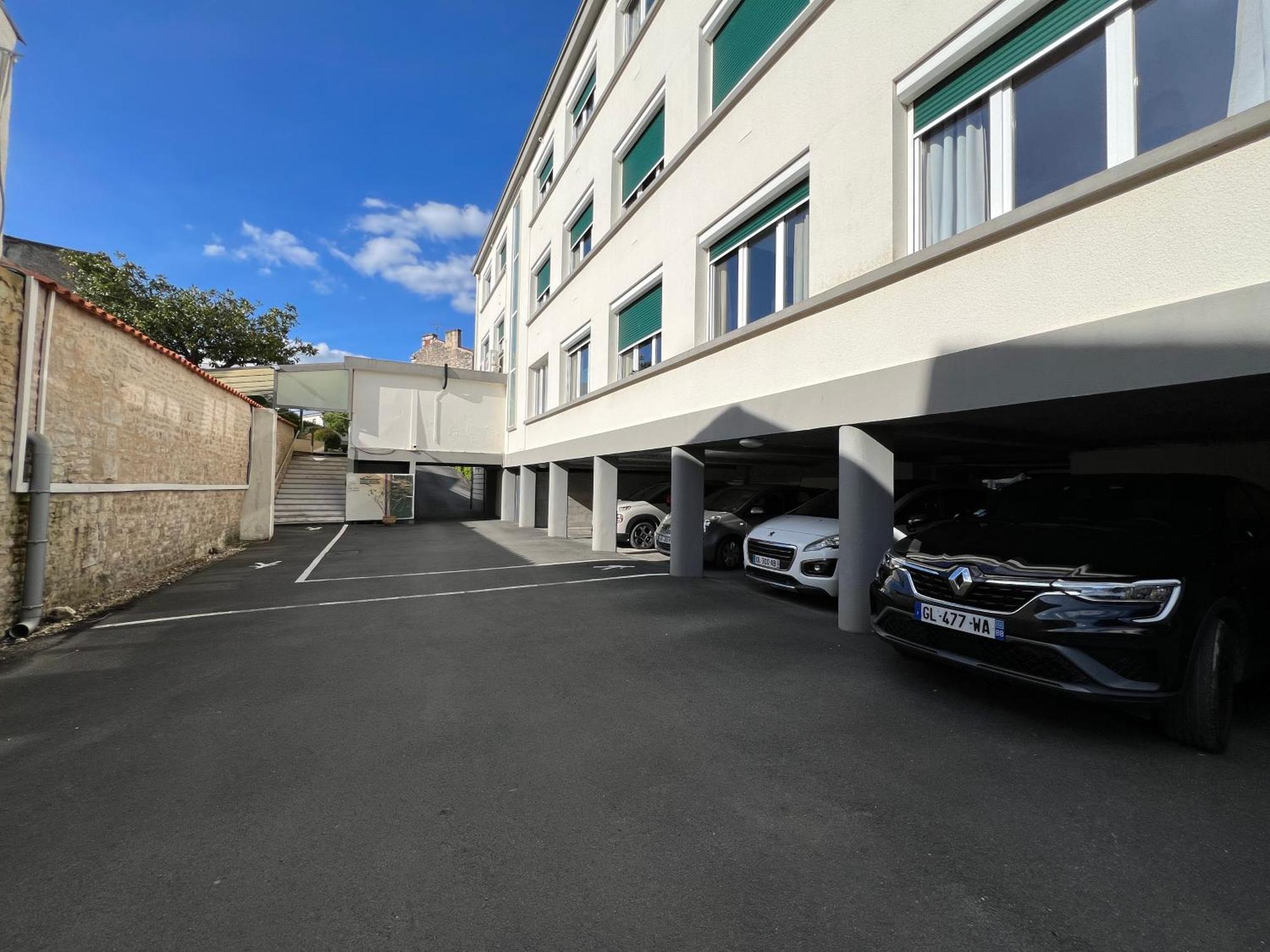 Brit Hotel Du Parc Niort Centre-Parking Gratuit Exteriör bild
