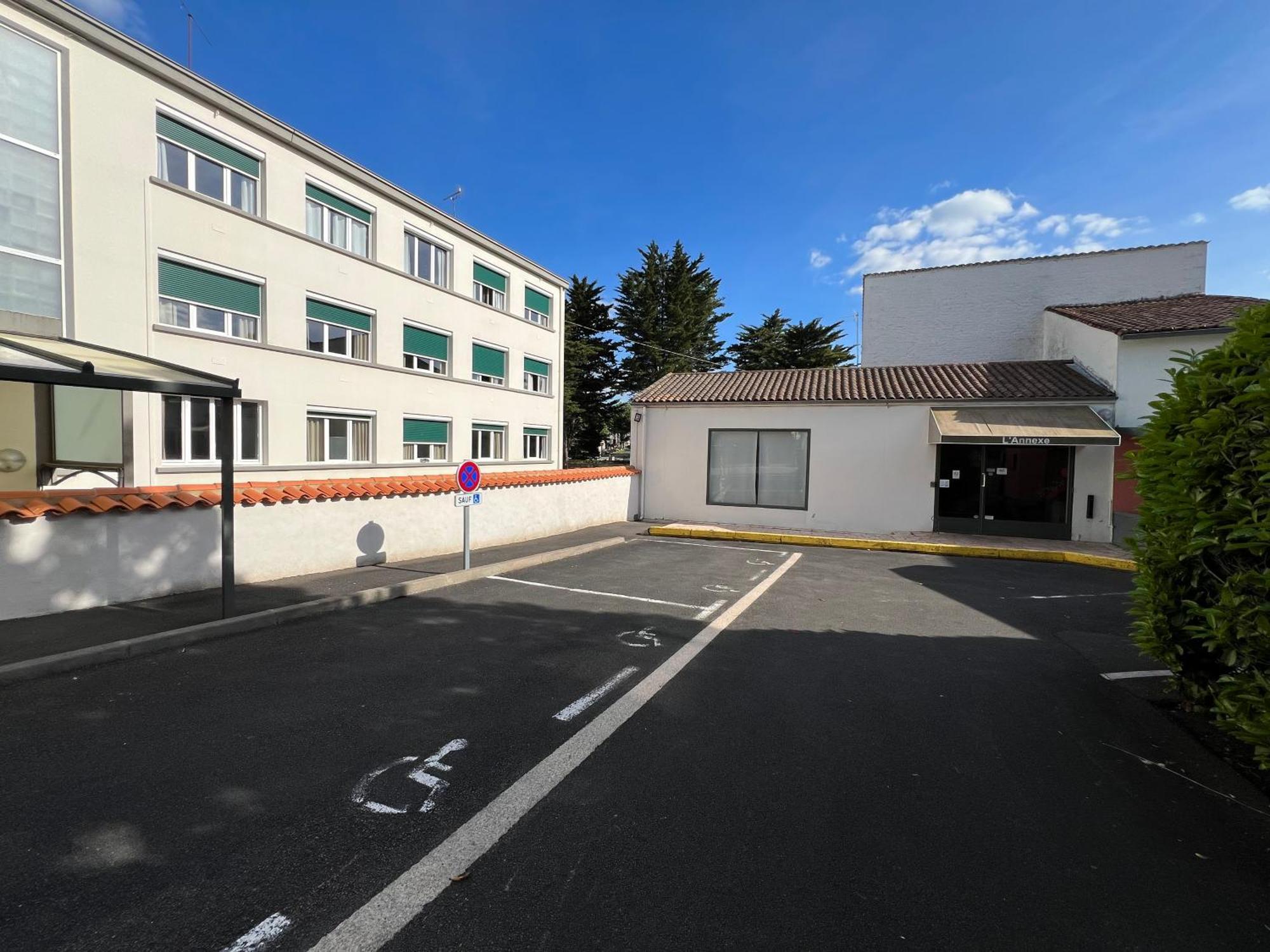 Brit Hotel Du Parc Niort Centre-Parking Gratuit Exteriör bild