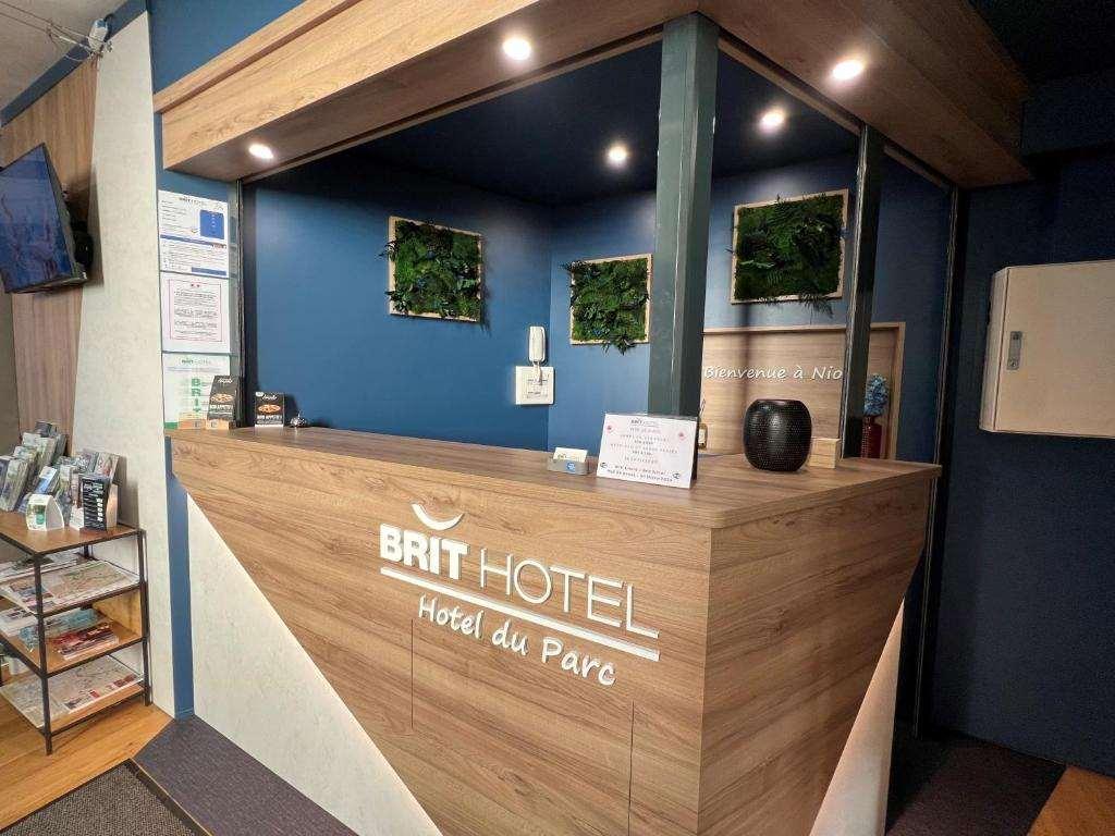 Brit Hotel Du Parc Niort Centre-Parking Gratuit Inreriör bild