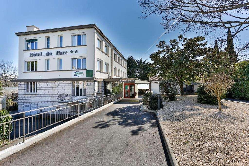 Brit Hotel Du Parc Niort Centre-Parking Gratuit Exteriör bild