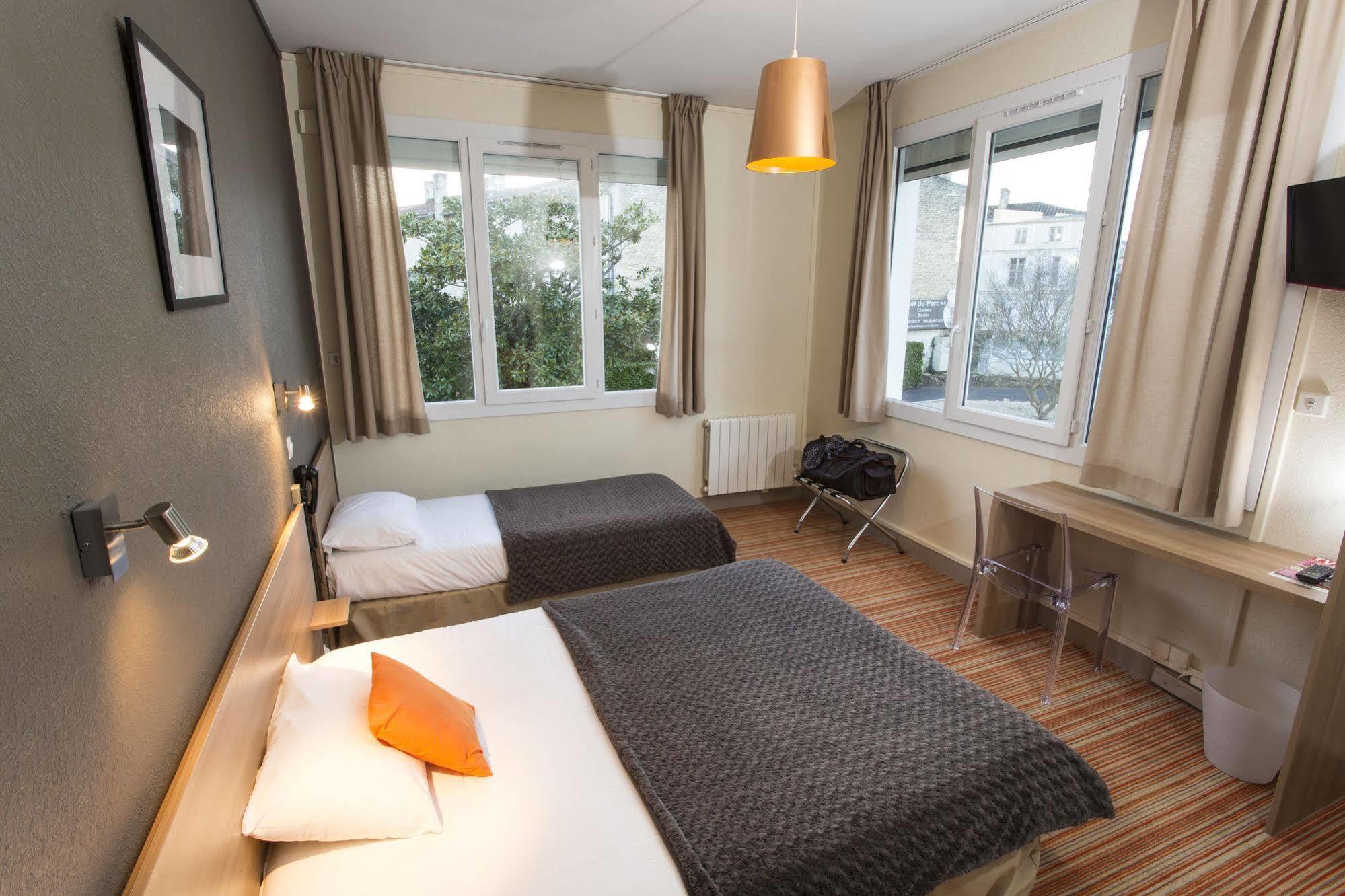 Brit Hotel Du Parc Niort Centre-Parking Gratuit Exteriör bild