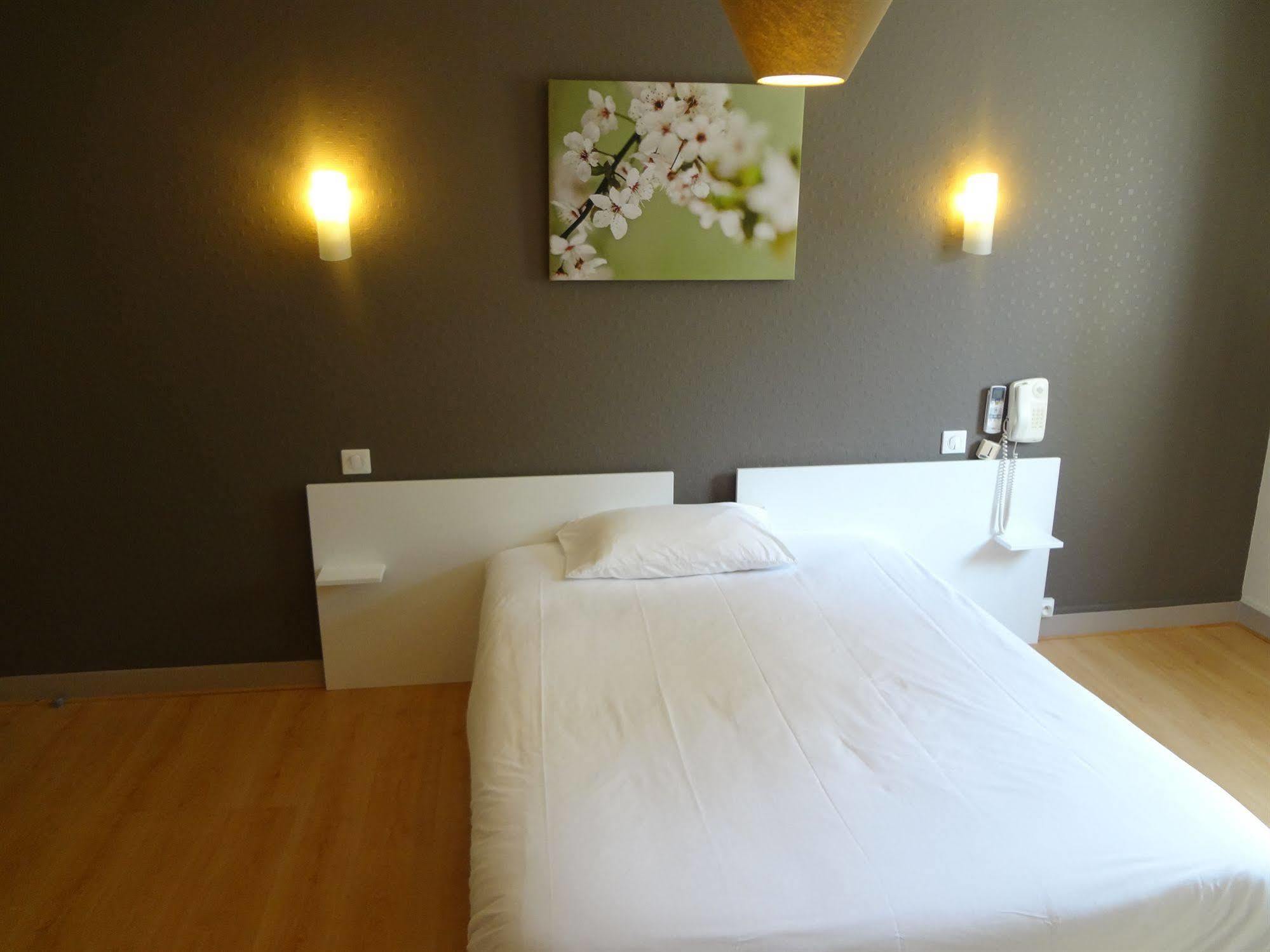 Brit Hotel Du Parc Niort Centre-Parking Gratuit Exteriör bild